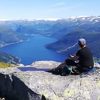 Kan vere eit bilete av Éin person og fjell